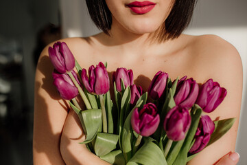 Девушка с букетом фиолетовых тюльпанов