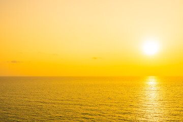 Obraz premium Beautiful tropical beach sea ocean with cloud and sky at sunset or sunrise time