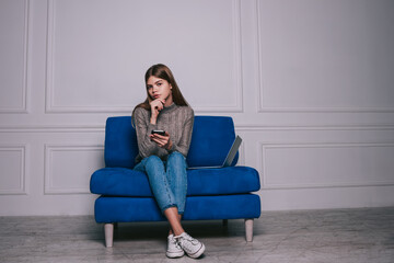 Obraz premium Charming freelancer with smartphone in light room