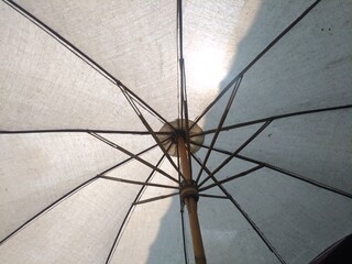 The large umbrella is made of calico and the frame is made of bamboo. Use sunscreen outdoors, beach or in the garden.