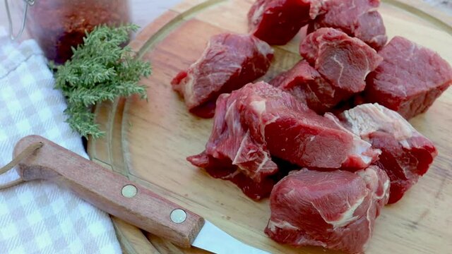 morceaux de viande de boeuf crue