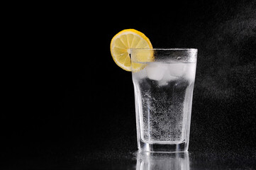 Erfrischendes Wasserglas mit Eis und Zitrone