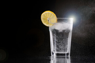 Wasserglas mit Zitrone, Lichtreflex
