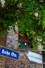 Fototapeta na wymiar Hohe Straße Straßenschild in Greetsiel in Ostfriesland