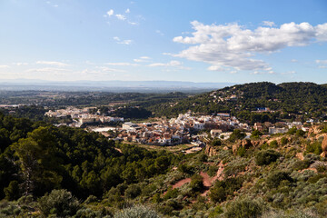 Fototapeta premium walking inside the mountains with trees
