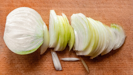 The onion lies on a cutting board.