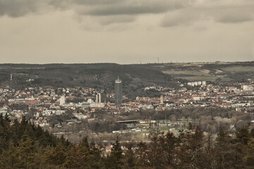 Blick auf die Innenstadt von Jena mit Jentower, Thüringen, Saale Tal, Wolken Himmel, Deutschland	