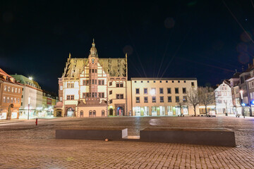 Fototapeta na wymiar Rathaus und Marktplatz in Schweinfurt beleuchtet bei Nacht, Franken, Bayern, Deutschland