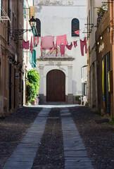 Tipico callejon en una isla italiana con ropa colgando de los balcones