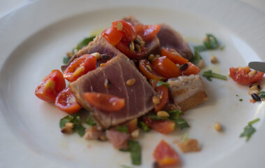 Ensalada de atun crudo con tomate