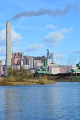 Industrie Hafen in Schweinfurt am Main mit Kran