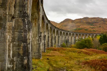 Fotobehang Glenfinnanviaduct Glenfinnan Viaduct Harry Potter Brücke Highlands Schottland im Herbst