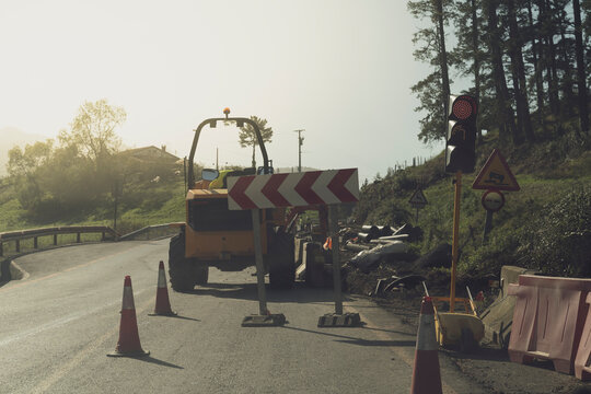 Situación de obras en carretera con desvío y regulada por semáforo
