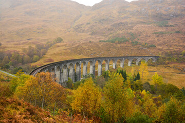 Fototapeta premium Glenfinnan Viaduct Harry Potter Brücke Highlands Schottland im Herbst