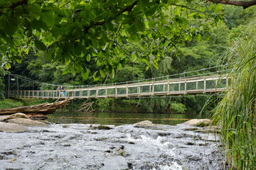 Holzbrücke als Hängebrücke über den Bach Thaya im Wald in Tschechien 