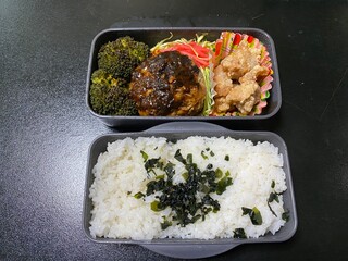 手作りのハンバーグ弁当（一般サラリーマンの普通の昼食）