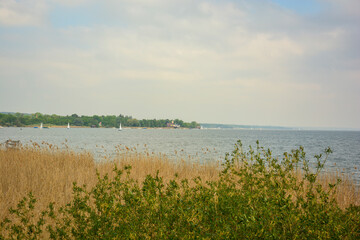 Blick auf den Ort Dießen am Ammersee mit Seeblick und Segelboote im Sommer, im Allgäu in Bayern Herrrsching, Deutschland