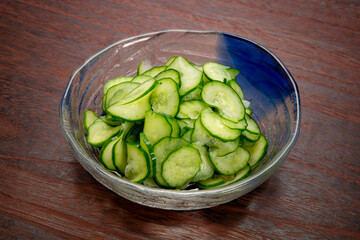 下拵えでキュウリの薄切り