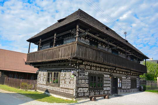 Cicmany Slowakei Bemalte Holzhäuser