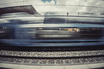 Tren en marcha, velocidad