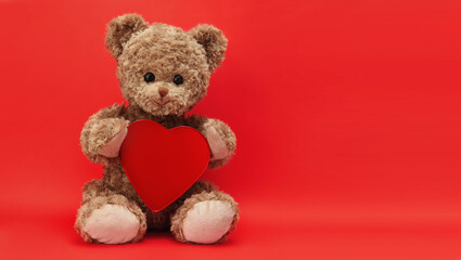 Obraz premium gift card, teddy bear with heart isolated on red background