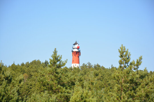 Choczewo leuchtturm Latarnia Morska Stilo in Polen mit Wald und blauem Himmel