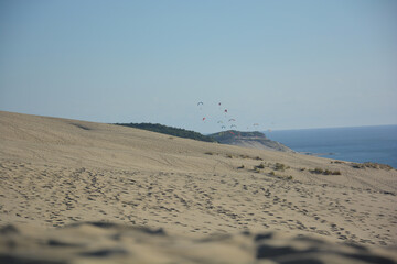 Paraglider über Düne Dune du Pilat an der Atlantikküste bei Arcachon (Frankreich) höchste Wanderdüne Europas.
