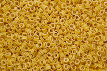 Porção de macarrão cru para sopa.