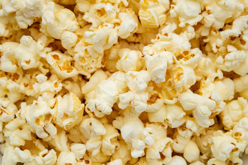 Uma porção de pipoca.
