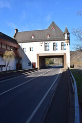 Hauptstraße führt durch die Oberburg Kobern-Gondorf, März mit kahlen Bäumen