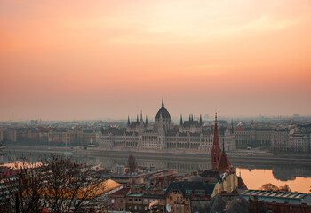 Fototapeta premium Morning Budapest, Parliament against the backdrop of a dramatic sky reflected in the water