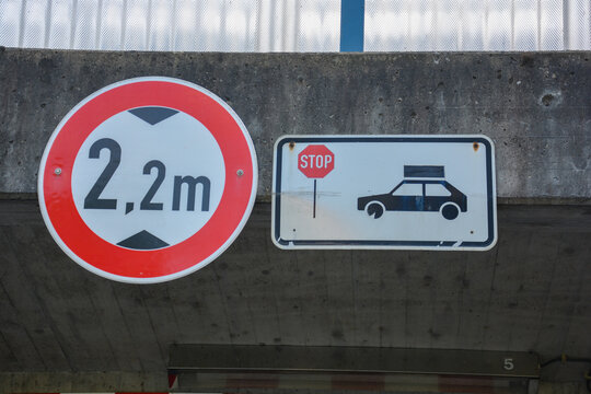 Traffic sign Traffic sign Height restriction Prohibition for cars over 2.2m high with load