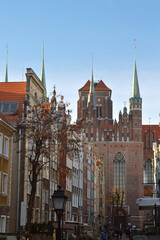 Bazylika Mariacka i kolorowe kamienice Gdańsk