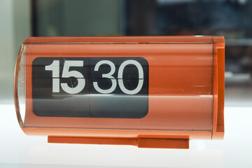 réveil horloge années 50 vintage en plastique orange 