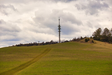 Fototapeta na wymiar Wiese mit Funkturm im Naturschutzgebiet Cospoth in Jena, Thüringen, Deutschland