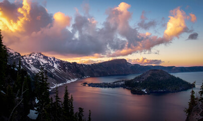 Fototapeta na wymiar sunset over mountain lake