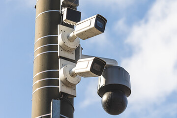 Obraz premium AI security surveillance cameras in city