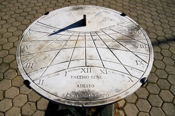 Marble sundial with the inscription "Let's make sure we have time
