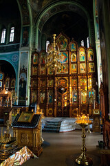 Obraz premium Icons in the Orthodox church and many candles.