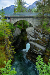 Steinbrücke über einem Bach mit Wasserfall in Norwegen