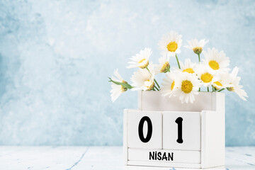 cube calendar for april decorated with daisy flowers in Turkish