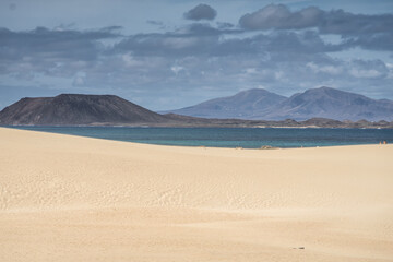 Piękna piaszczysta plaża Corralejo na Fuertaventura z widokiem na Lanzarote
