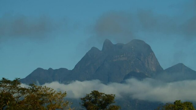 Timelapse Pico Paran&aacute; com nuvens / Paran&aacute; Peak with clouds in a timelapse
