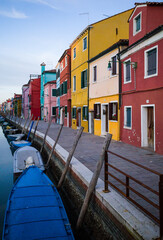 Fototapeta na wymiar Burano, 2020 Lungo canale con case tipiche colorate del posto e barchini parcheggiati