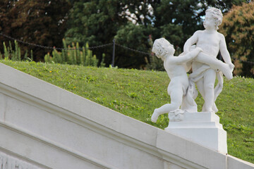 Obraz premium statues of children in the gardens of the belvedere palace in vienna (austria) 