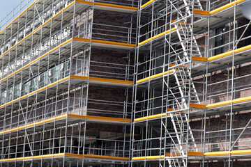 Obraz premium gerüst an einem bürogebäude
