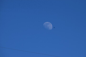 Mond an blauem Himmel