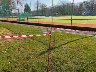 absperrung wegen pandemie an einem sportplatz