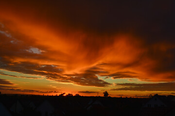 Obraz premium Bezaubernder Sonnenuntergang mit Himmelsröte in den Wolken über Schweinfurt, Franken, Bayern, Deutschland