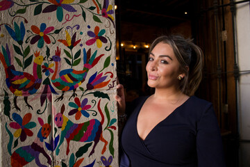 Mujer mexicana posando con sonrisa en restaurante tipico mexicano